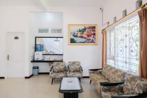 Urbanview Golden Barbie near Jawa Timur Park 2