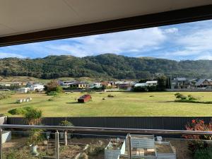 Large Five Bdrm Home Near Beach