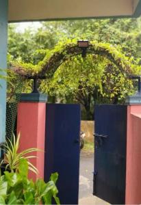 LA MAISON RENALD 4 BHK suits 13 members very near to white town rock beach railway station