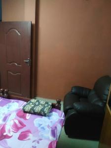 LA MAISON RENALD 4 BHK suits 13 members very near to white town rock beach railway station