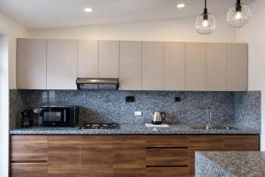 Loft moderno y privado con jardín y parqueo, cerca del río Tomebamba