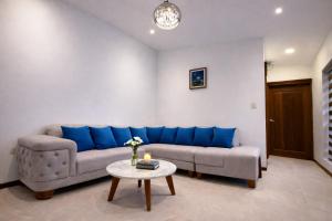 Loft moderno y privado con jardín y parqueo, cerca del río Tomebamba