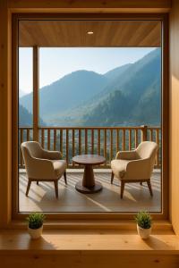 Himalayan Fort Resort, Manali - #Riverside Property #Big Garden with Campfire #Guest Preferred #Scenic River & Mountain View #Big Parking #Luxury Balcony Room #Playing Zone #Property of the Year