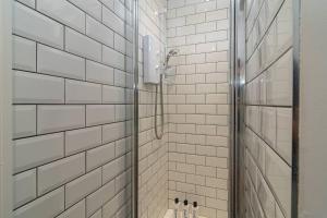 Spacious 3-Bed, Town Centre, Parking, Near Beach