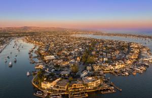 Iconic 4Br Bayfront Home W Unmatched Indooroutdoor Living By Beachview Rentals