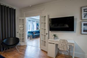 The Athena Montrose Luxury Chefs Kitchen 7BR!