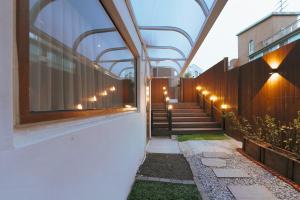 홍대역 10분, 3룸 2욕실, 킹베드, 전용 마당, 무료 주차, 최대 7인, 짐보관 무료