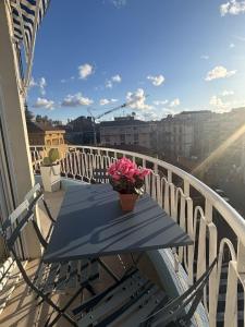 Mimosa 2BR with Balcony - Walk to Palais and Beach