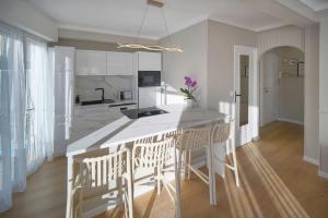 Mimosa 2BR with Balcony - Walk to Palais and Beach