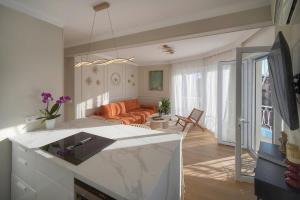 Mimosa 2BR with Balcony - Walk to Palais and Beach