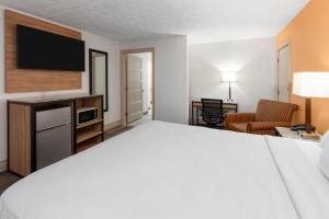 Howard Johnson by Wyndham Malden Boston Area