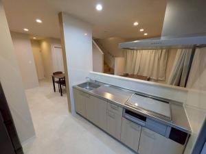 一軒家貸切,寝室4部屋,バス,トイレ各2つ完備,プロジェクター付の広い邸宅,天神,博多へ好アクセス,ガス乾燥機完備,谷の灯
