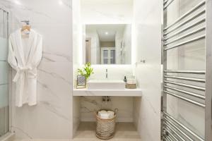 Grand, 3-BDR APT with Majestic Acropolis View