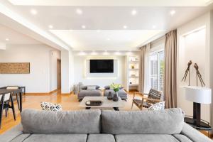 Grand, 3-BDR APT with Majestic Acropolis View