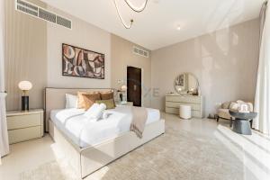 Bright Villa with Breathtaking Sea Views, Assistant Room, and Private Pool - Al Dana Island, Fujairah by Deluxe Holiday Homes