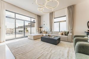 Bright Villa with Breathtaking Sea Views, Assistant Room, and Private Pool - Al Dana Island, Fujairah by Deluxe Holiday Homes