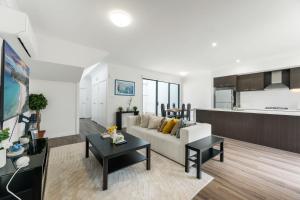 Modern 3BR House 7min Drive to Leppington Station