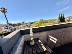 Hollywood Studio with Pool, Parking, Gym & Sign View