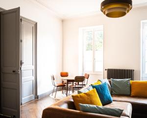 GRANDE MAISON BOURGEOISE AVEC JARDIN - Centre ville Surgères - Chic & Moderne - Idéal Famille & Amis