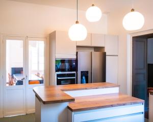 GRANDE MAISON BOURGEOISE AVEC JARDIN - Centre ville Surgères - Chic & Moderne - Idéal Famille & Amis