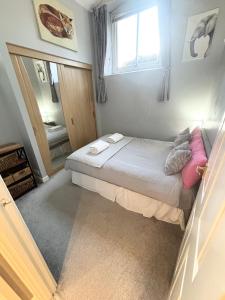 Cosy County House apartment with free private parking Sleeps up to four guests