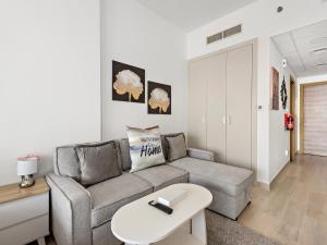 Spacious Studio w Sofa Bed Sleeps 4 in JVC