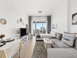 Spacious Studio w Sofa Bed Sleeps 4 in JVC