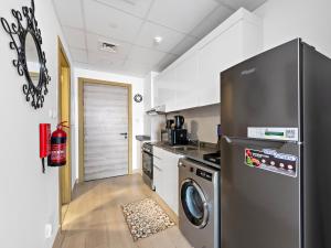 Spacious Studio w Sofa Bed Sleeps 4 in JVC
