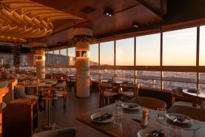 The HostMaster Skyline Tower View Suite