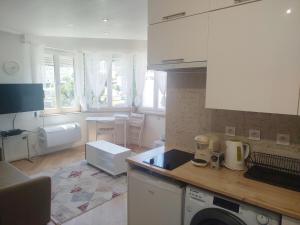 Cozy studio for 2 people, AC, city center, 12 min to beach