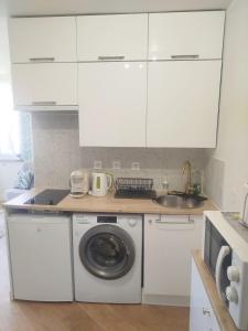 Cozy studio for 2 people, AC, city center, 12 min to beach