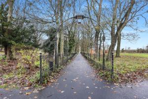 Large 4-Bedroom House Sleeps 8 - Fast WiFi - Smart TV - Air Fryer