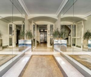 Champs-Elysées - Prestige apartment with lift avenue Matignon