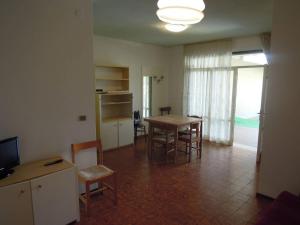 Bright garden apartment near the sea