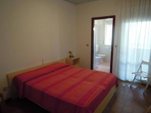 Bright garden apartment near the sea