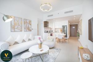 Vogue Vacation Homes, Downtown Views II with Direct Access to Dubai Mall Via a Climate Controlled Bridge, One Bedroom Apartment with Balcony and City View