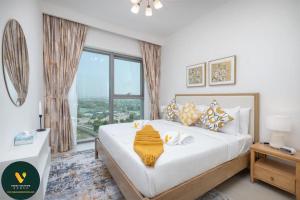 Vogue Vacation Homes, Downtown Views II with Direct Access to Dubai Mall Via a Climate Controlled Bridge, One Bedroom Apartment with Balcony and City View