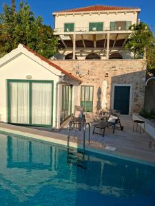 Ferienhaus mit Pool und Meerzugang