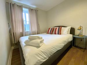 Woking 2-Bed Flat with Balcony, En-Suite and Parking