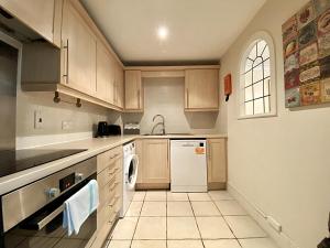 Woking 2-Bed Flat with Balcony, En-Suite and Parking