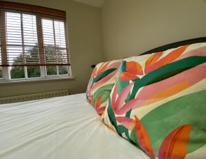 Woking 2-Bed Flat with Balcony, En-Suite and Parking