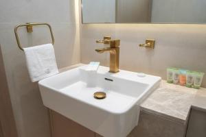 Bright 1-Bed with Pool and Gym