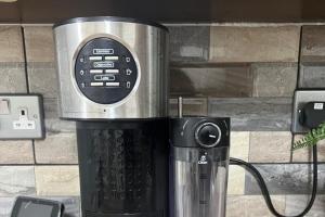 Cozy House Sleeps 2 with Free Parking