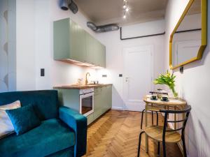 Quiet Courtyard Studio by Tyzenhauz