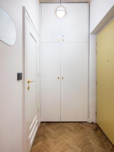 Quiet Courtyard Studio by Tyzenhauz