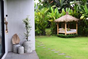 Villa de lujo con piscina infinita y vistas a arrozales