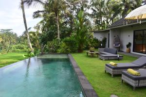 Villa de lujo con piscina infinita y vistas a arrozales