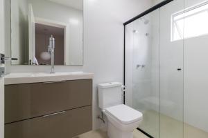 Sobrado 8 com sacada suíte e quarto a 50m da praia