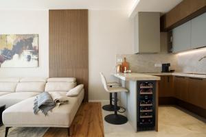 EE Homes - Curated Design, Tub Skyline Views