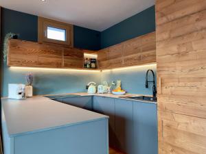 Luxury 9-Bed Apartment Steps from Ski Slopes with Parking & Ski Box